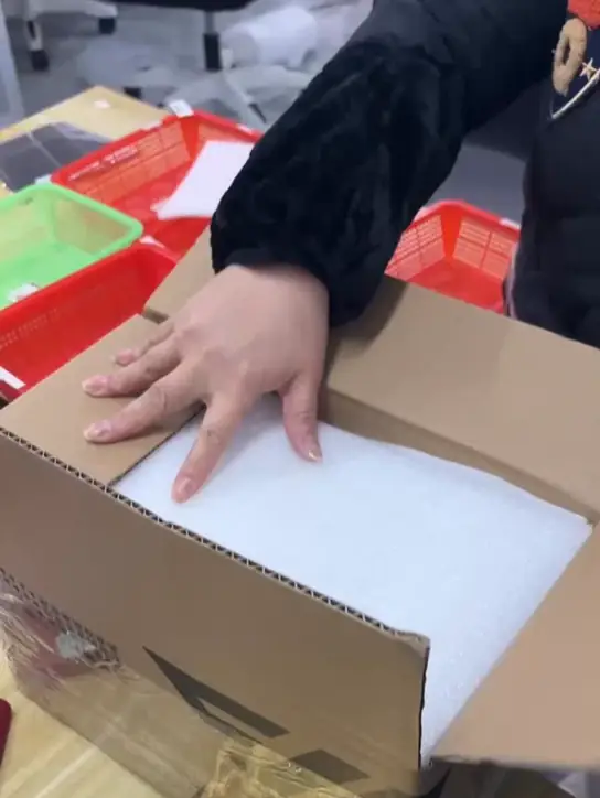 Producto acolchado con espuma dentro de su caja antes de sellarla