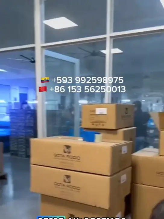 Bodega con cajas apiladas durante la inspección de un pedido