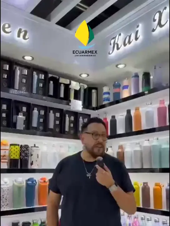 Showroom de un fabricante de termos con estanterías de botellas de colores
