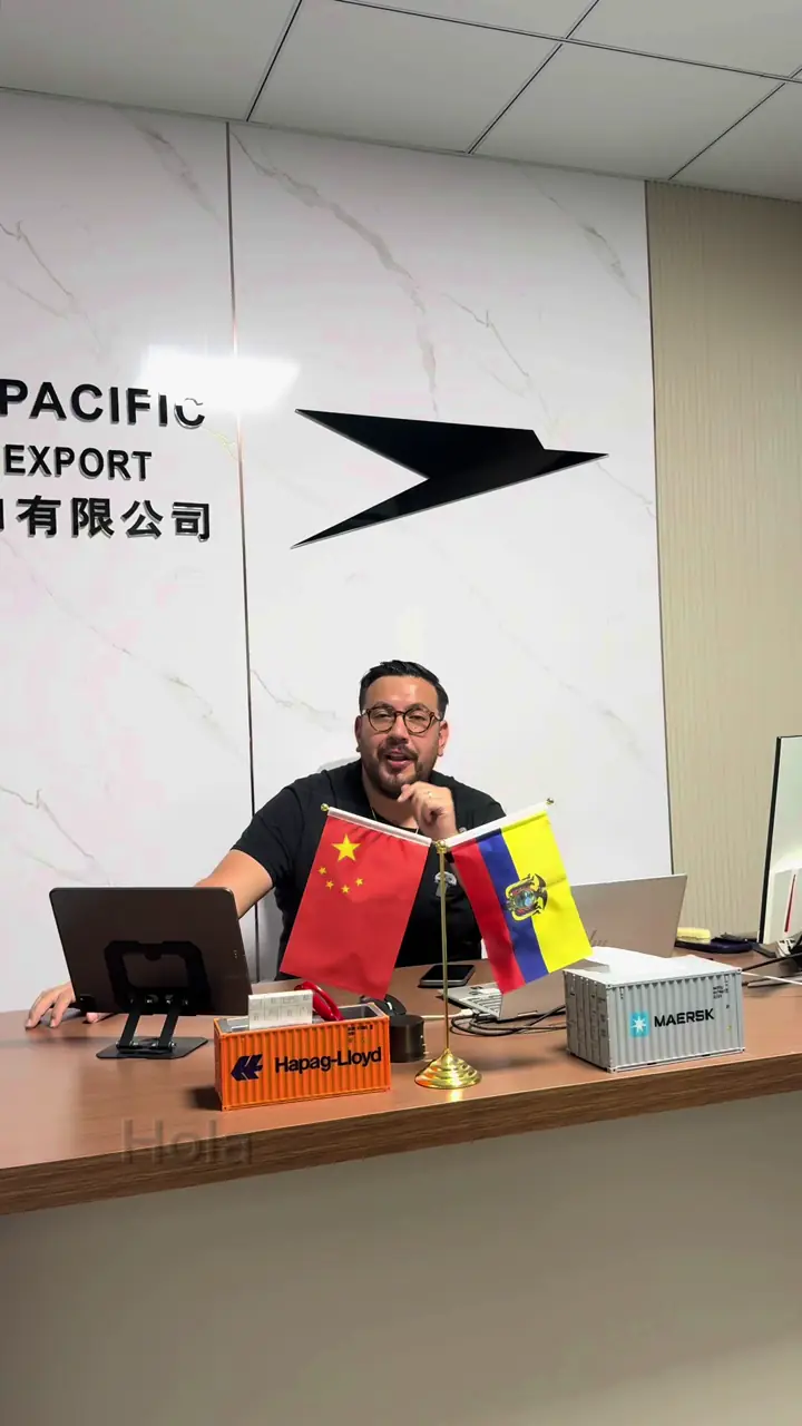 Nuestro equipo en la oficina de Yazhou Pacific en China, con las banderas de China y Ecuador sobre el escritorio
