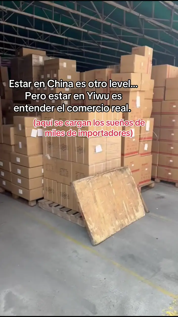 Bodega en Yiwu con pallets de cajas listos para cargar